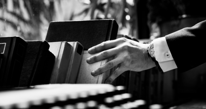 Jurista de derecho administrativo escudriña folios