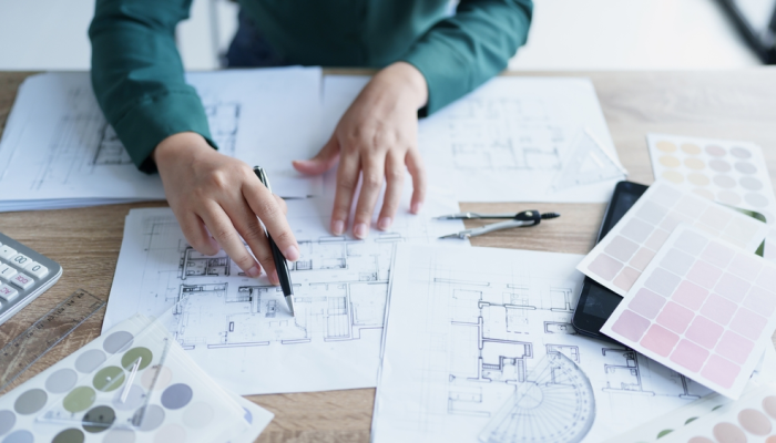 Arquitecto en proceso de esquematización y diseño arquitectónico