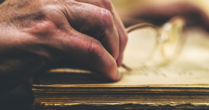 Hobre revisando constitución mexicana