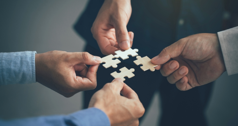Miembros de equipo cohesionan estrategia empresarial