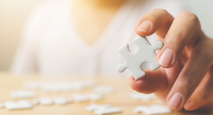 Neuropsicóloga sostiene pieza de rompecabezas