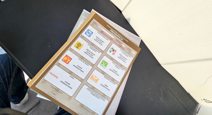 Boleta electoral con candidatos de diferentes partidos políticos