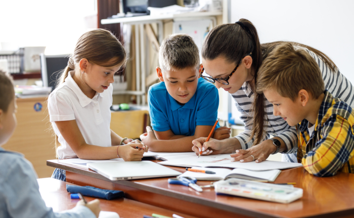 Pedagoga ayuda a niños a entender mejor conceptos