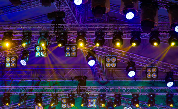 Estructura de rigging con luces en techo