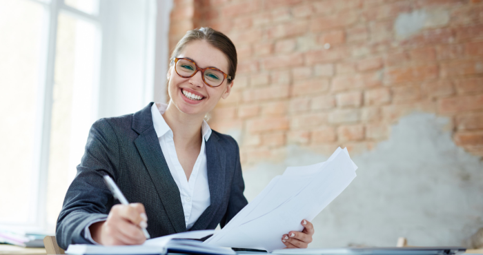 Tesorera alegre preparando reporte financiero mensual