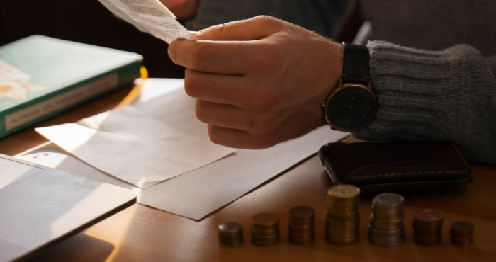 Tesorero revisa documentos de finanzas y contabilidad