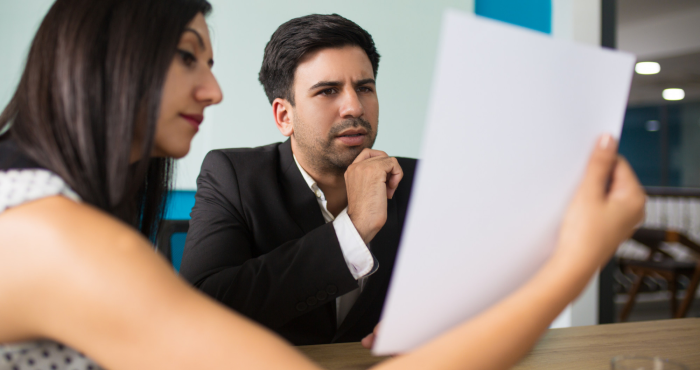 Cabildero analizando resultados de política