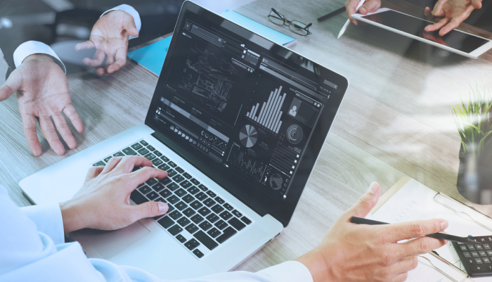 Inversor financiero revisa pantalla con analíticas