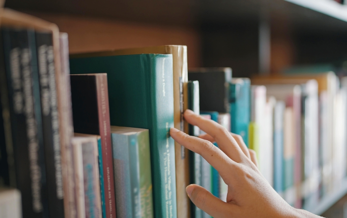 Libros de pedagogía en biblioteca