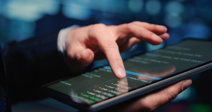 Operador de fintech supervisando sistema financiero