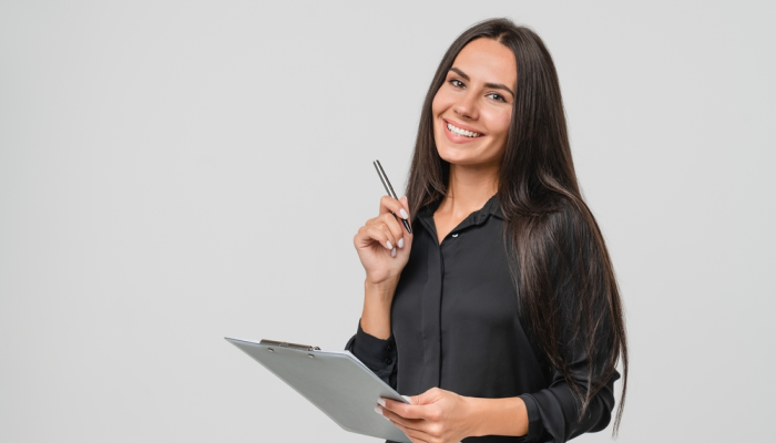 Mujer gerente de restaurante planea reingeniería de menú