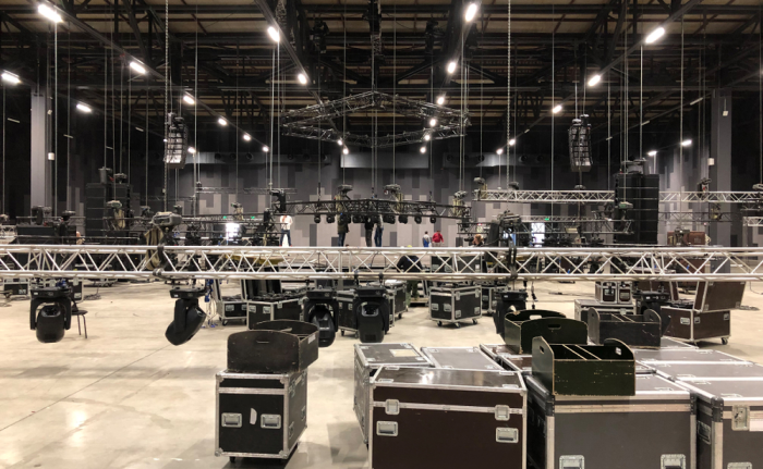 Estrcutura de rigging en sala de eventos