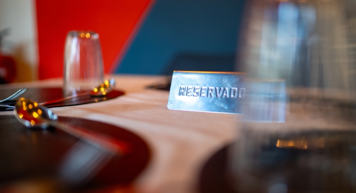 Mesa reservada en evento corporativo