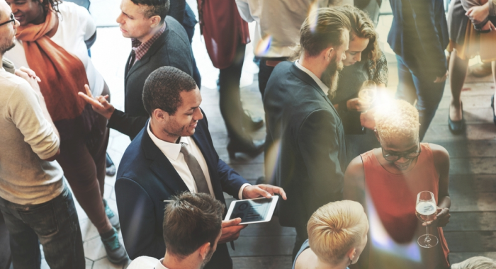 Público diverso de eventos corporativo