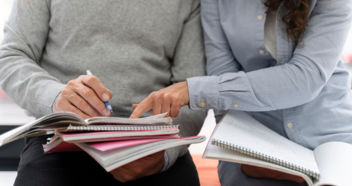 Dos personas estudiando pedagogía como segunda carrera