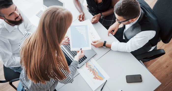 Doctorando trabajan juntos en seminario de investigación empresarial