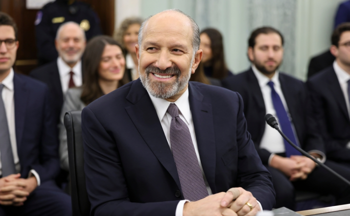 Político estadounidense en sala administrativa