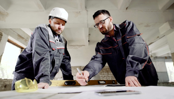 Superintendente de obra con compañero de trabajo
