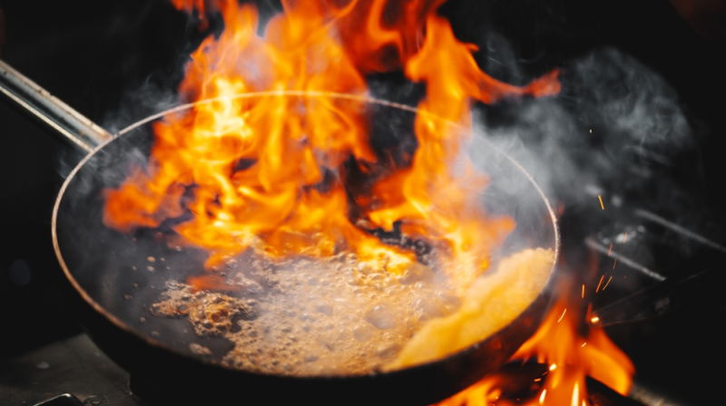 Técnica culinaria de flambeado en sartén de hierro fundido