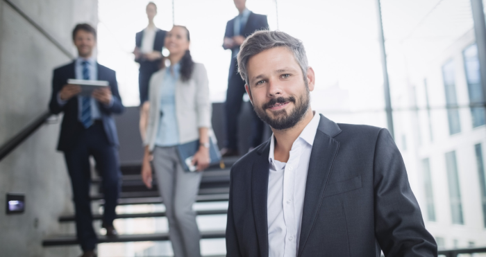 Empresario que guía negocio con liderazgo proactivo y humano