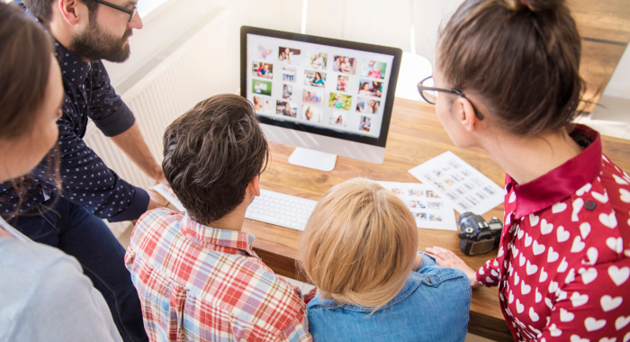 Niños practicando habilidades emocionales con tecnología como tendencia pedagógica
