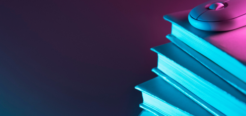 Mouse sobre libros con iluminación rosa y azul