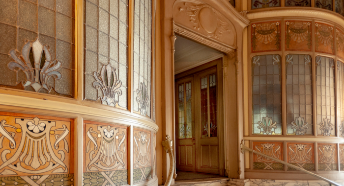 Entrada de edificio estilo art nouveau en Bruselas