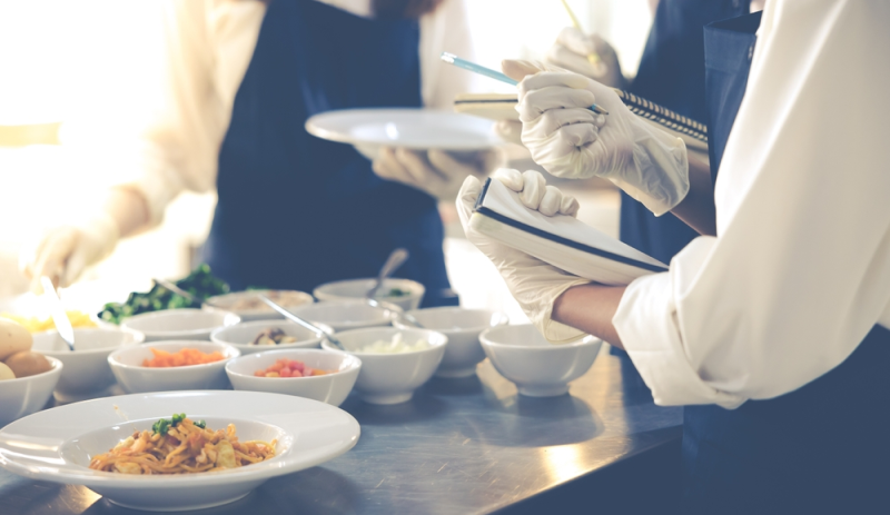 Estudiantes de gastronomía revisando calidad de alimentos