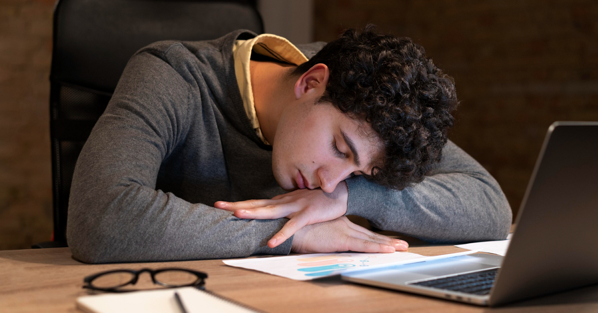 Estudiante dormido sobre la mesa